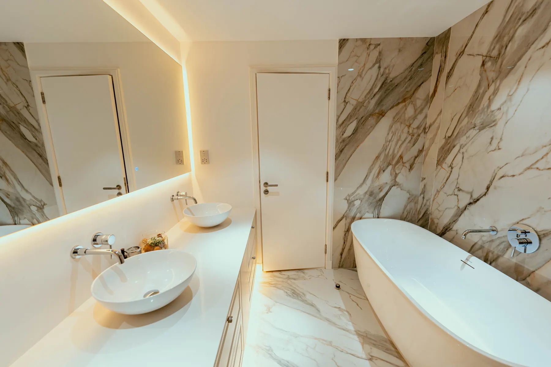 Bathroom in book-matched marble with a freestanding tub