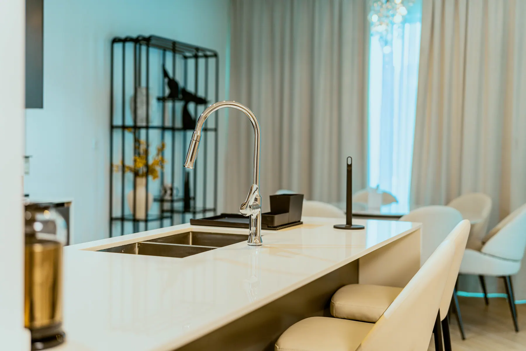 Kitchen with a stone worktop and integrated joinery