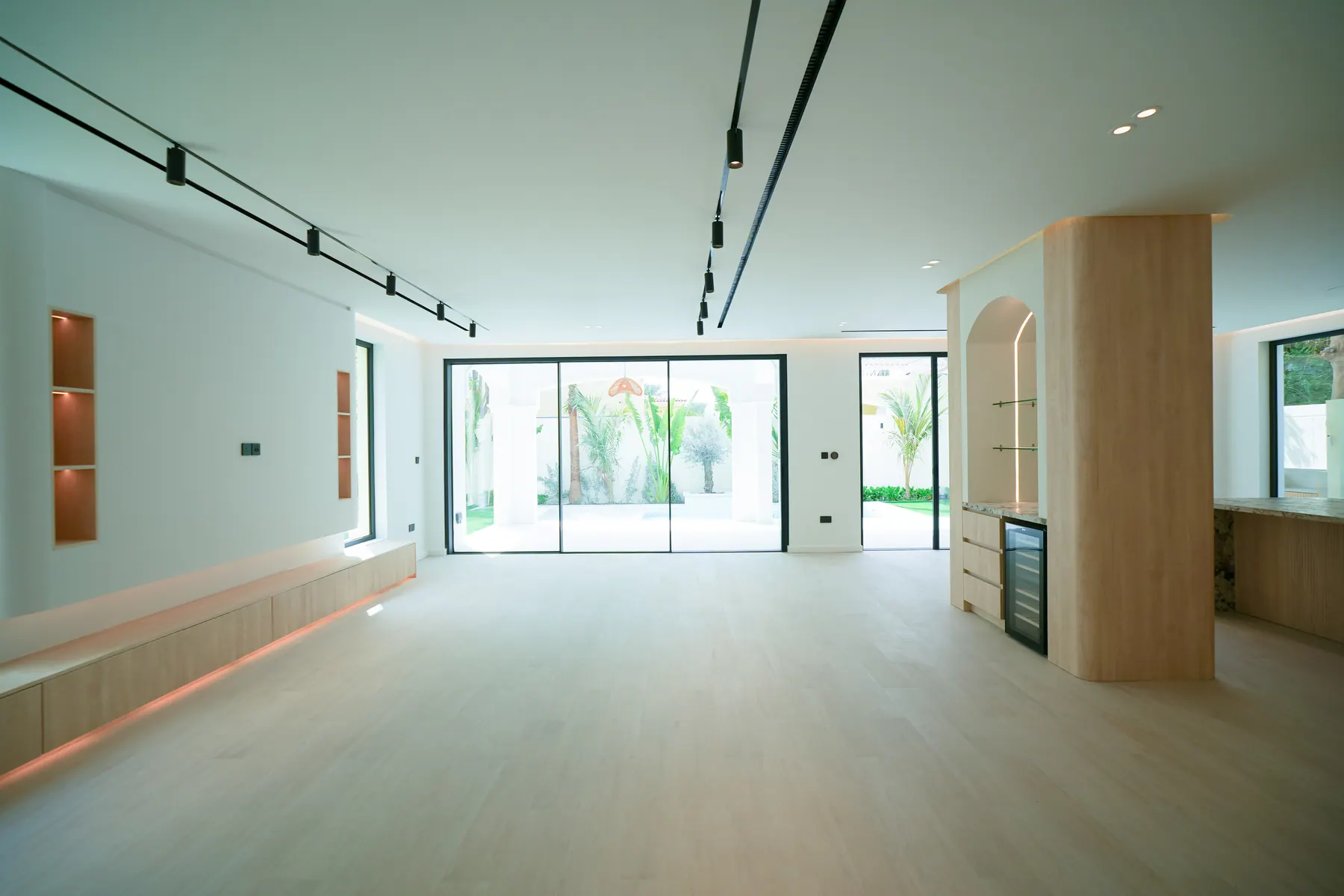 Living space opening to the garden through full-height glazing
