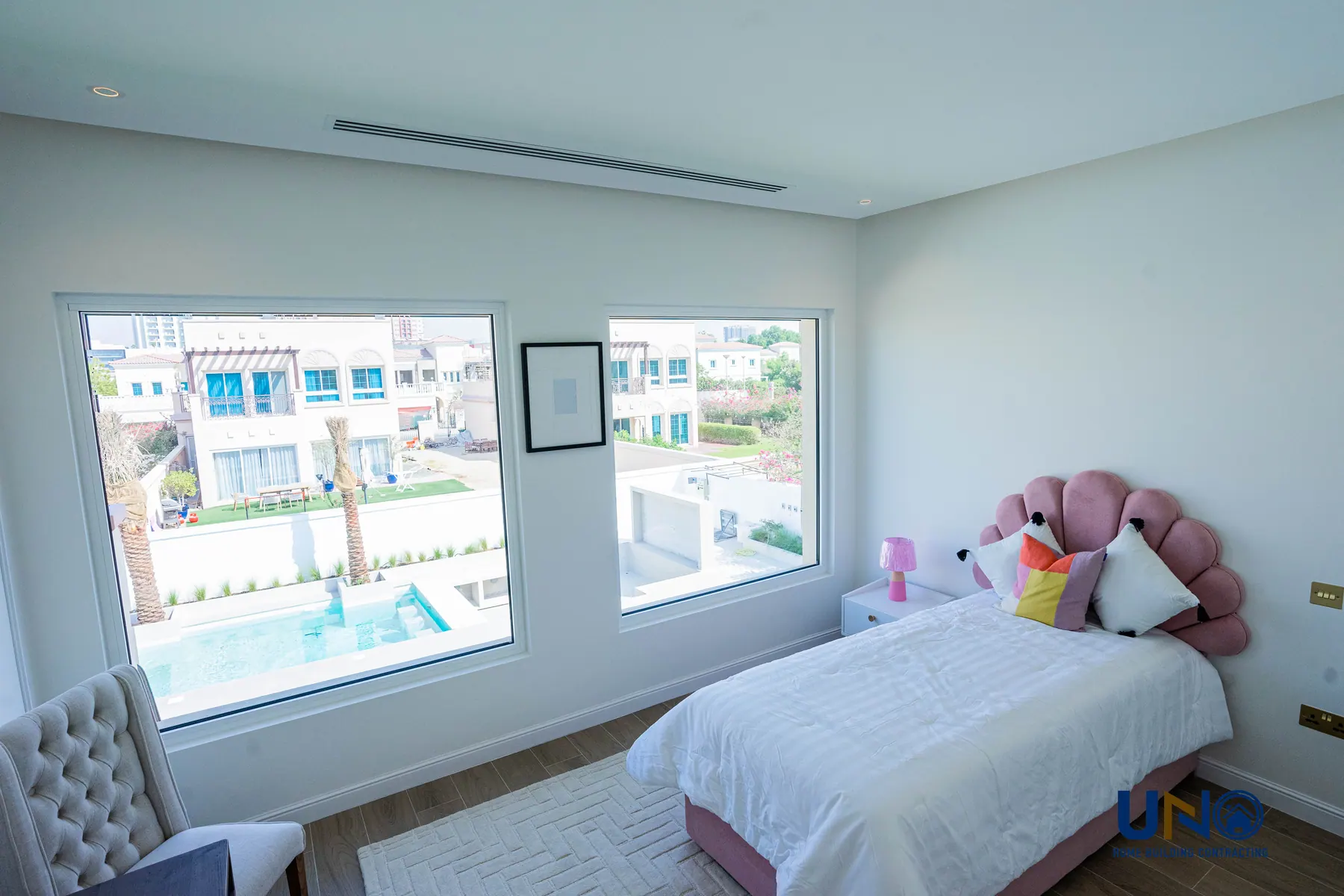 Children's bedroom with a pool view