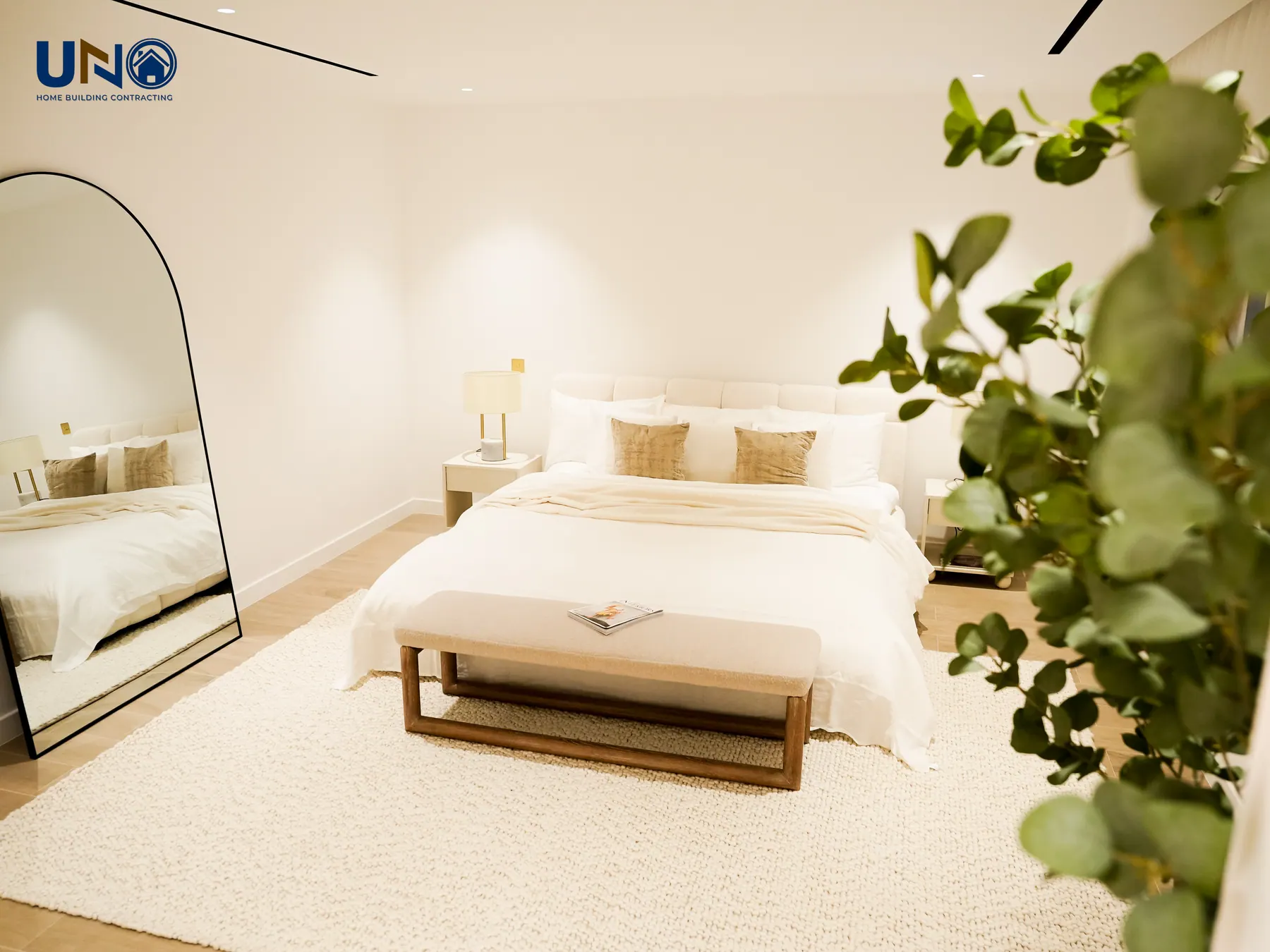Principal bedroom with a full-height arched mirror