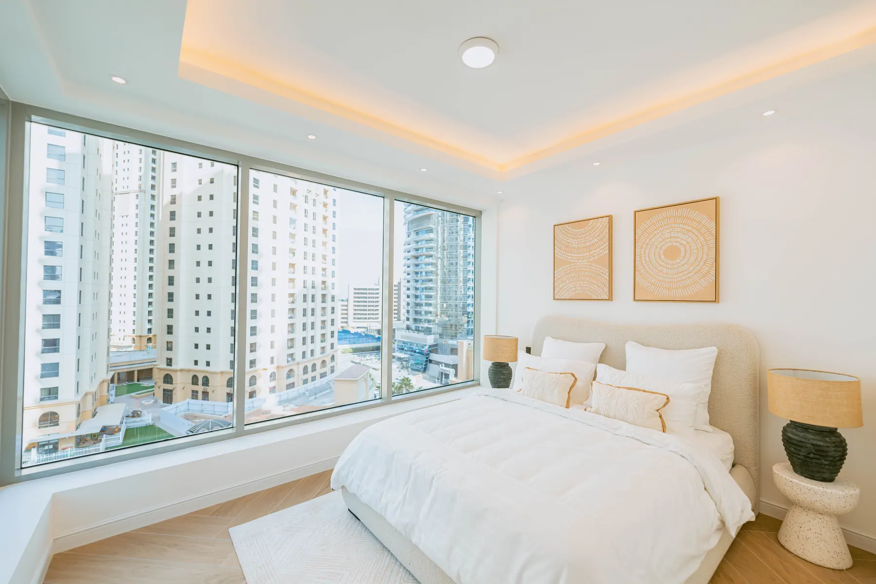 Principal bedroom with a marina view
