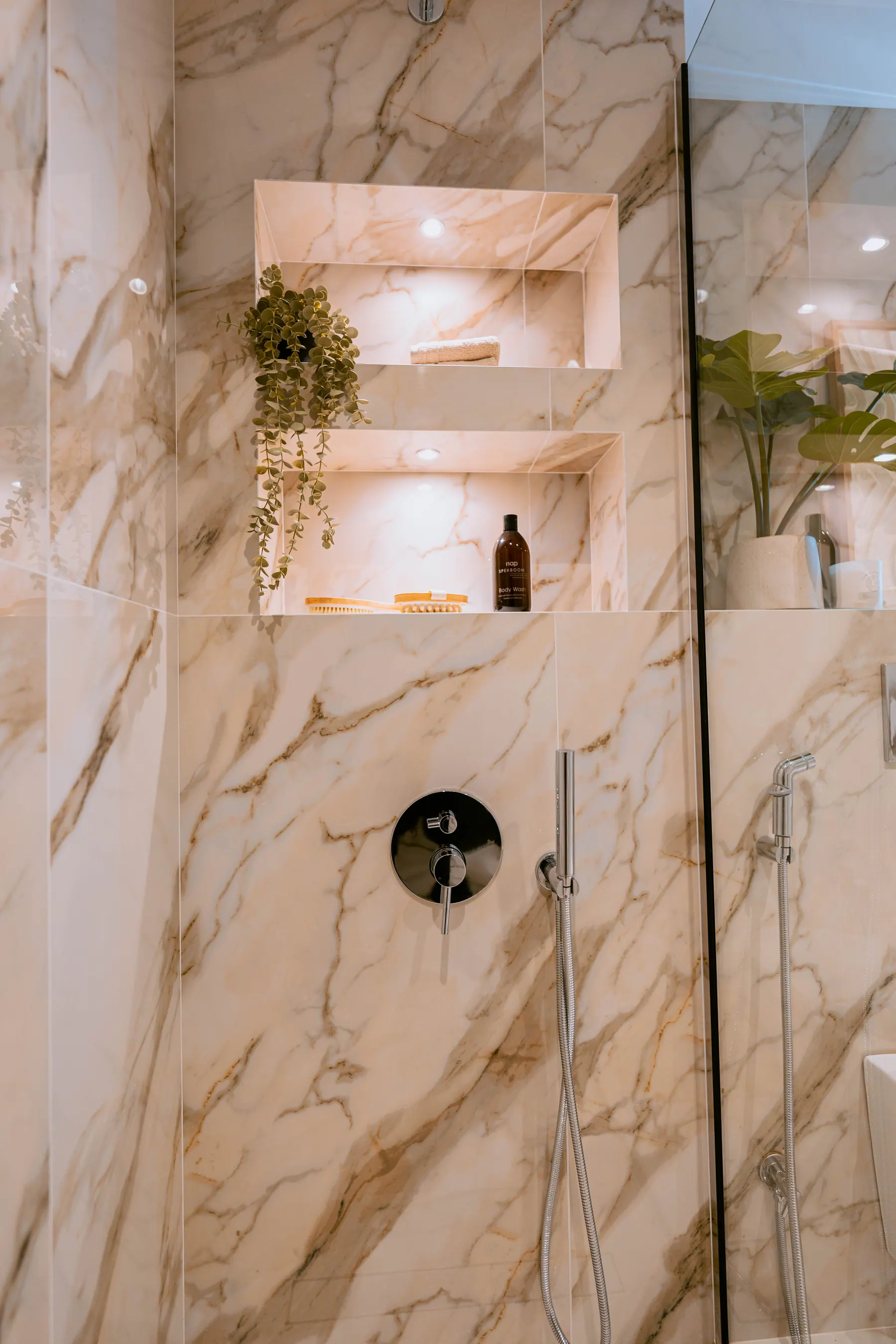 Marble shower with a recessed niche